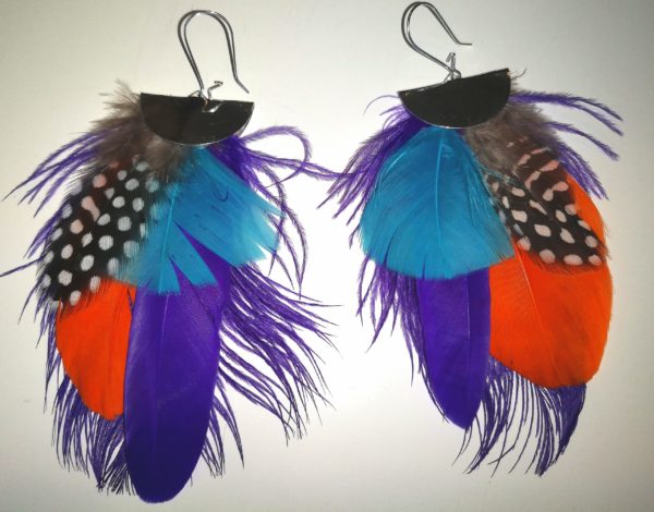 Boucles d'oreilles plumes d'autruches mauves,orange,turquoise et plumes de pintade noire et blanche a petit pois