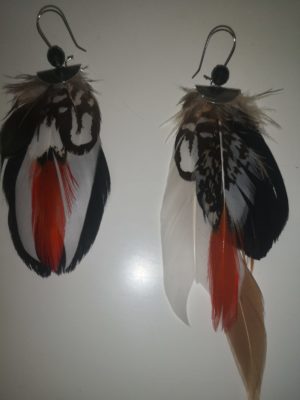 Boucles d'oreilles plume noire et blanche avec une pointe de rouge