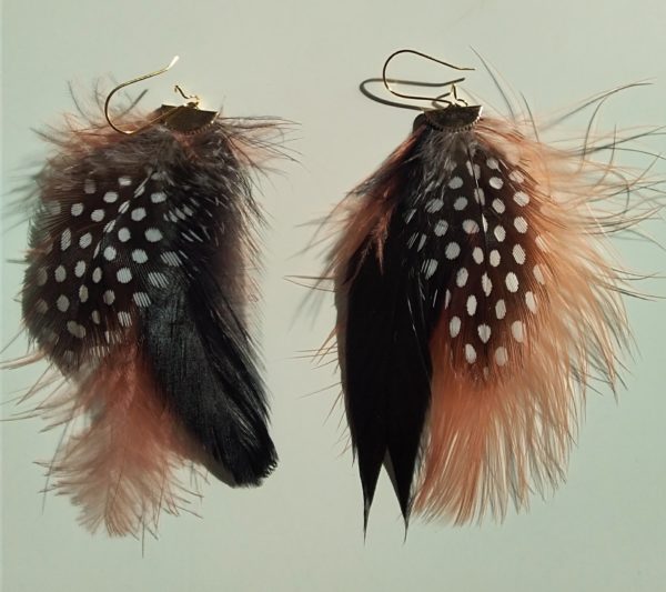 Boucles d'oreilles noire et rouille avec plumes petit pois