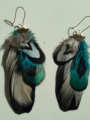 Boucles d'oreilles plume noire et neige avec une pointe de bleu