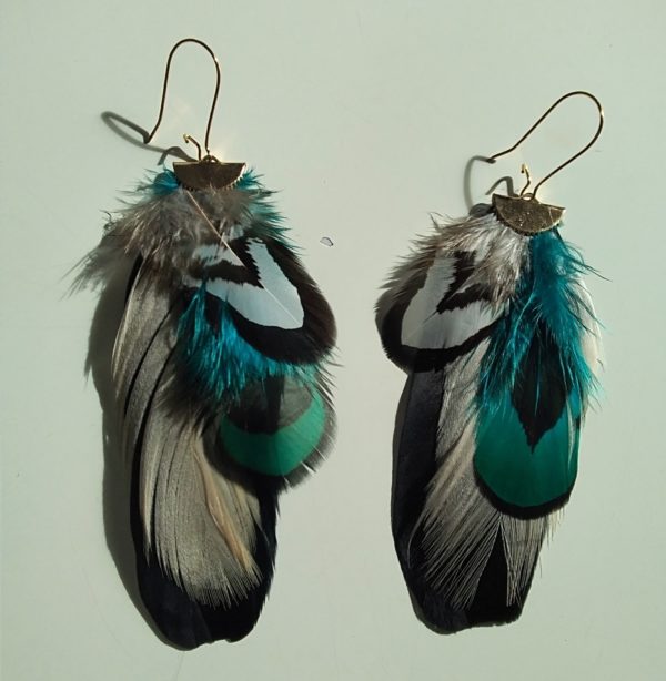 Boucles d'oreilles plume noire et neige avec une pointe de bleu