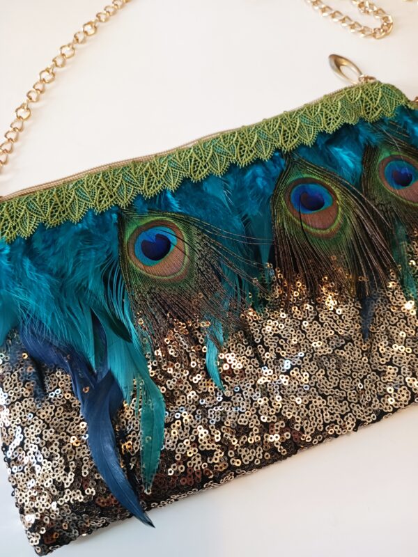 Pochette sequins dores ,plume de paon,plume bleu canard et liseré de dentelle vert.