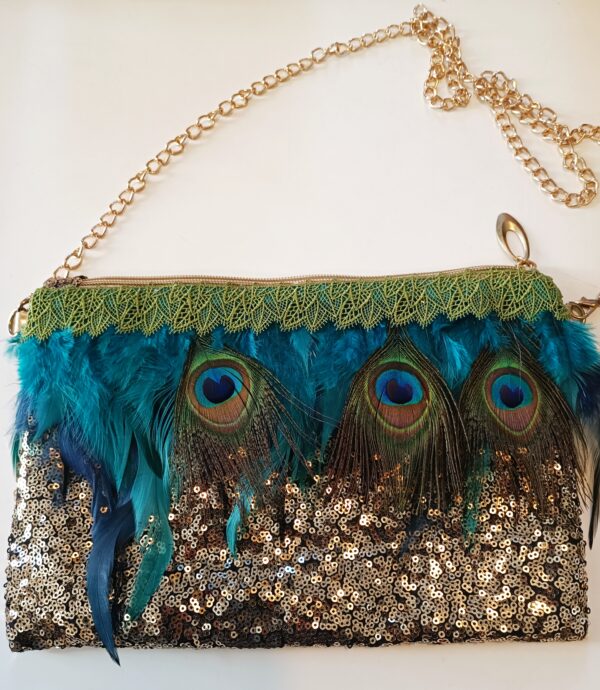 Pochette sequins dores ,plume de paon,plume bleu canard et liseré de dentelle vert.