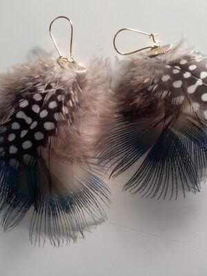 Boucles d'oreilles plumes de pintade et petite plume bleu