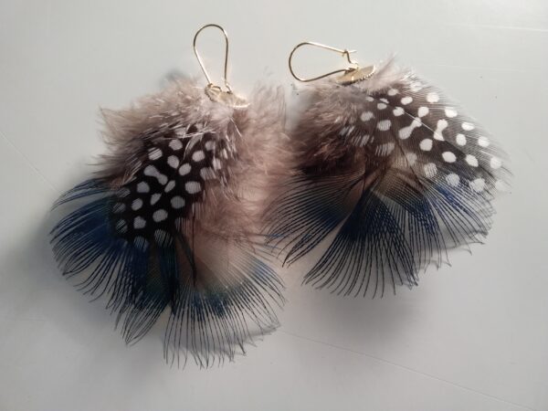 Boucles d'oreilles plumes de pintade et petite plume bleu