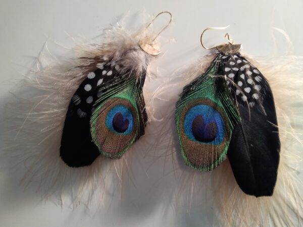 Boucles d'oreilles plume de paon de pintade noire et beige