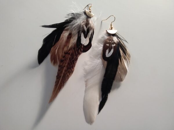 Boucles d'oreilles plume naturelle dans des tons de neige , marron et noir