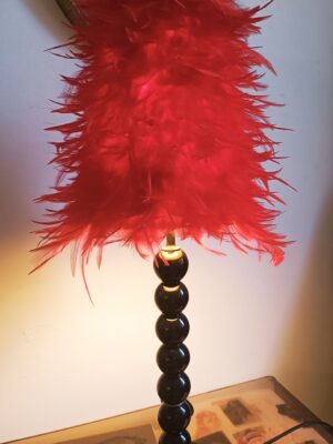 lampe en plume naturelle rouge et pied en bois noir