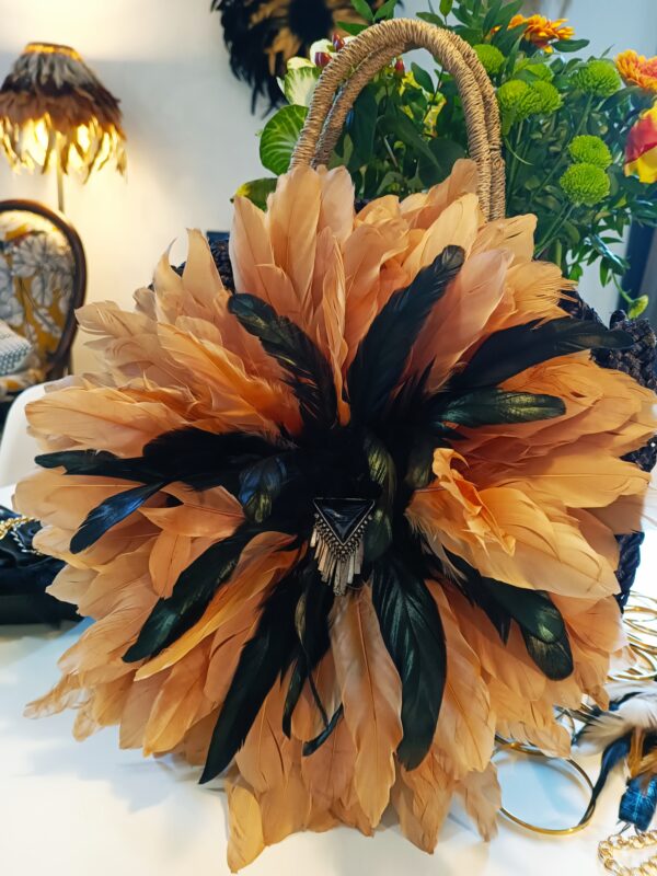 Panier en paille noir, plume noire et champagne