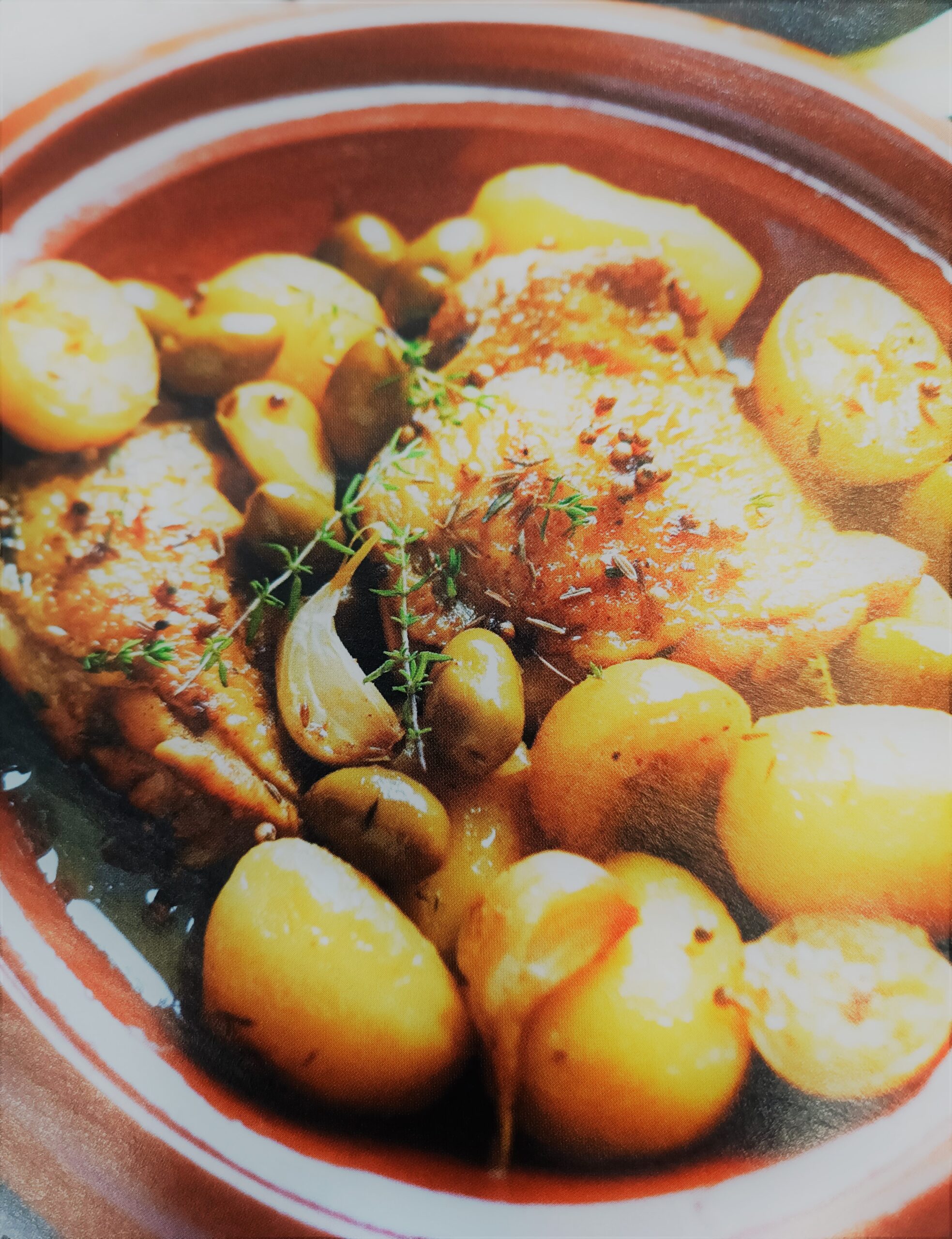 Tajine de poulet au citron confit et olives vertes