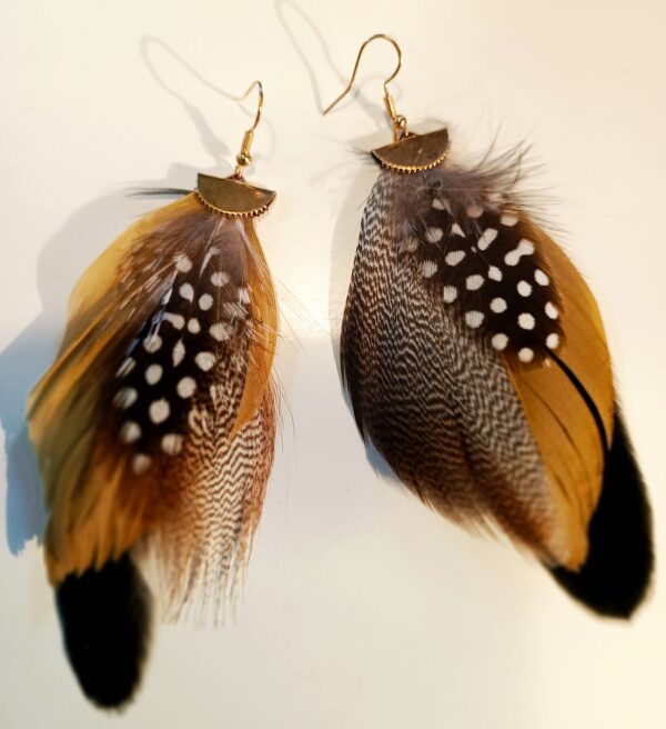 Boucles d'oreilles plume naturelle,tons de moutarde ,noir et blanc