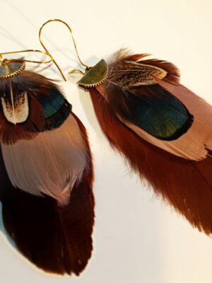 Boucles d'oreilles plumes naturelles, dans les tons de marron, champagne et vert foncéé
